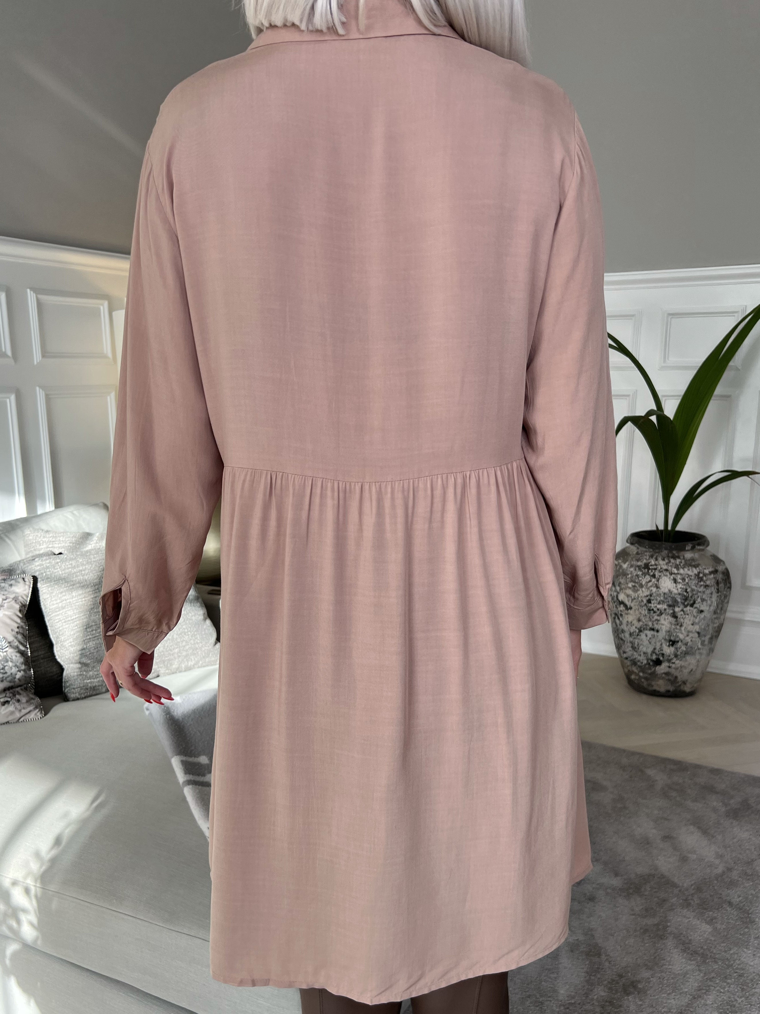 Katinka - Skjortklänning i lös passform - Taupe